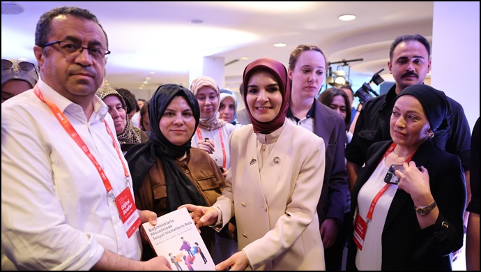 Şanlıurfalı Hemşehrimizden Aile ve Sosyal Hizmetler Bakanı Mahinur Özdemir Göktaş'a anlamlı kitap takdimi