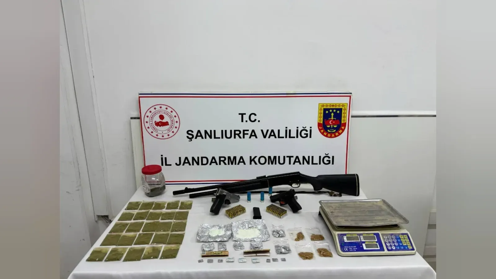 Şanlıurfa'da jandarmadan uyuşturucu operasyonu: Silah ve uyuşturucu ele geçirildi