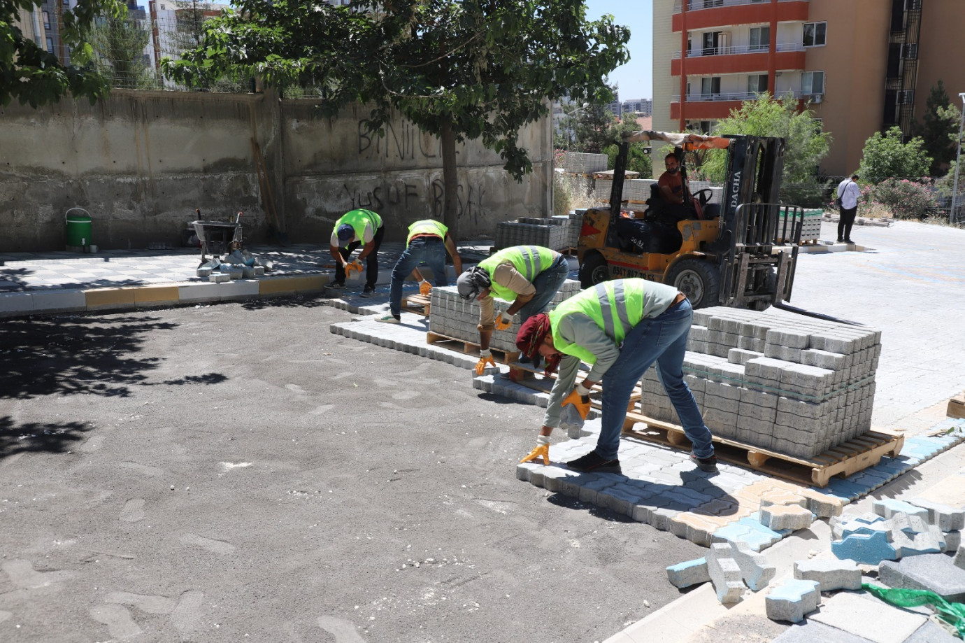 KARAKÖPRÜ’DE PRESTİJ SOKAK UYGULAMALARIYLA MAHALLELER YENİLENİYOR