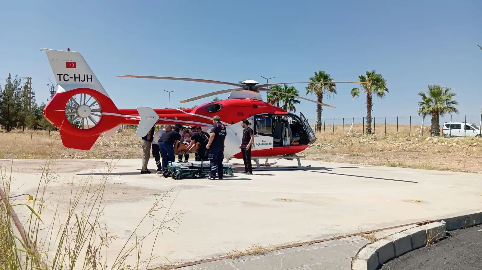 Cizre'de Otomobil Takla Attı: 3 Yaralı, Bir Kişi Helikopterle Şanlıurfa'ya Sevk Edildi