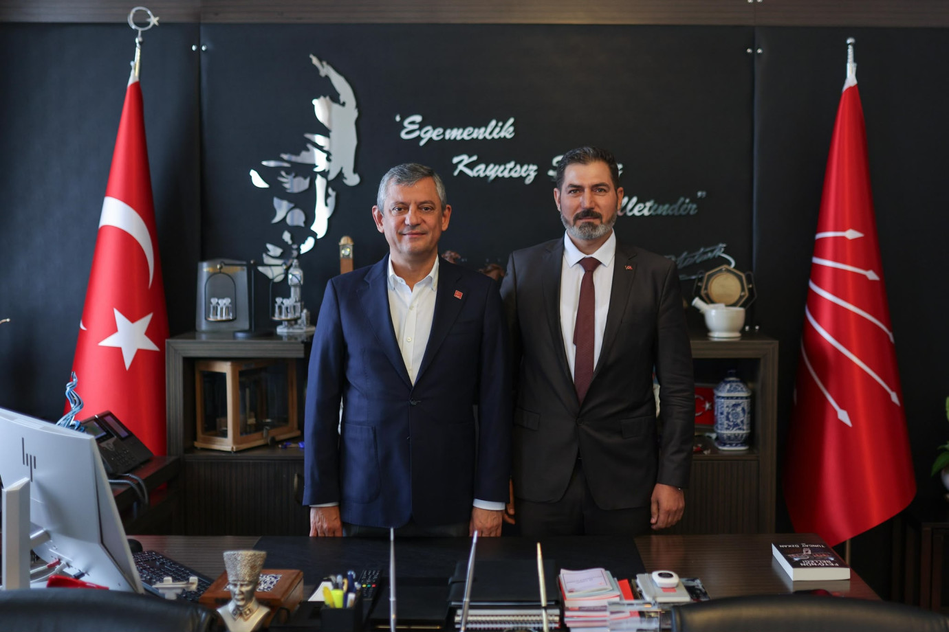 CHP'li Halil Eyyüpoğlu İlçe Yönetiminden İstifa Etti, Özgür Özel'i Ziyaret Etti