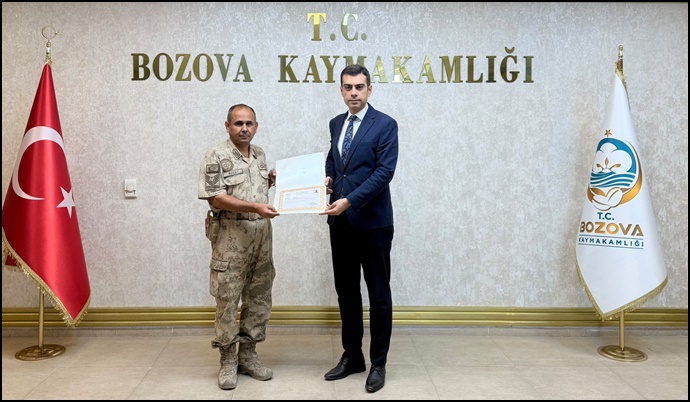 Bozova Kaymakamı Reşit Özer Özdemir'den Emekliye Ayrılan Jandarma Komutanı İlyas Kaya'ya Başarı Belgesi