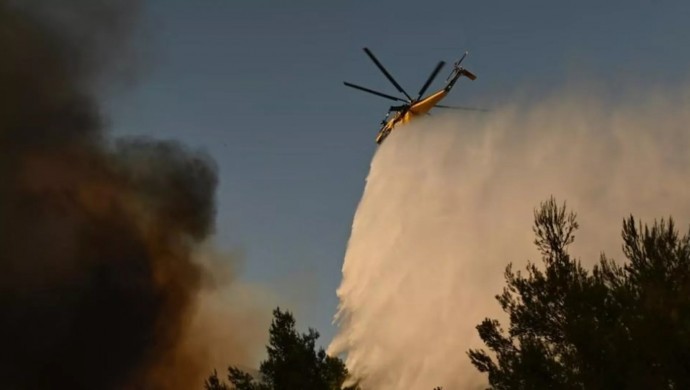 Yangına müdahale eden 2 helikopter havada çarpıştı