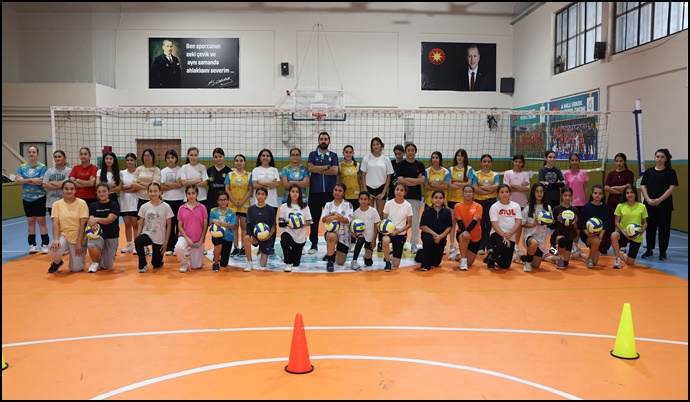 Haliliye'de Gençler Voleybol Kursunda Geleceğe Hazırlanıyor