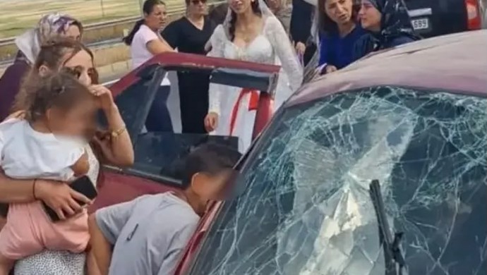 Düğün konvoyu kaza yaptı: 2 kişi yaşamını yitirdi