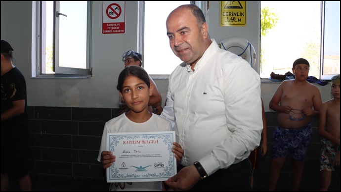 KARAKÖPRÜ’DE 230 ÇOCUĞA YÜZME SERTİFİKASI