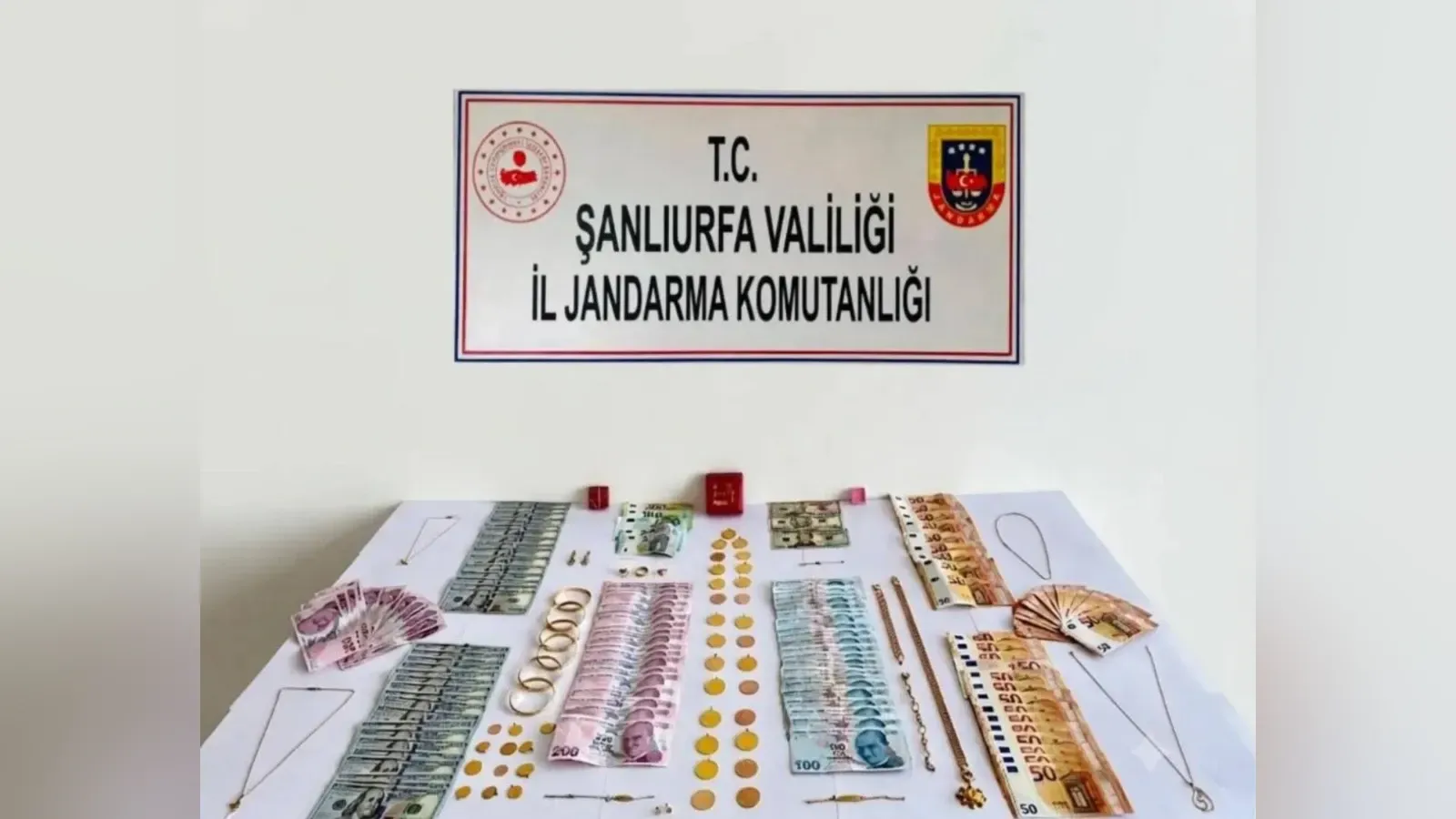 Şanlıurfa’da Ticari Araçtan Çok Sayıda Altın ve Döviz Çıktı: 1 Şüpheli Tutuklandı
