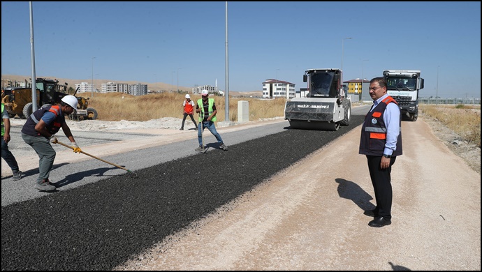 Haliliye’de Asfalt Devrimi: Kendi Asfaltını Üretip Kendi Yolunu Yapıyor
