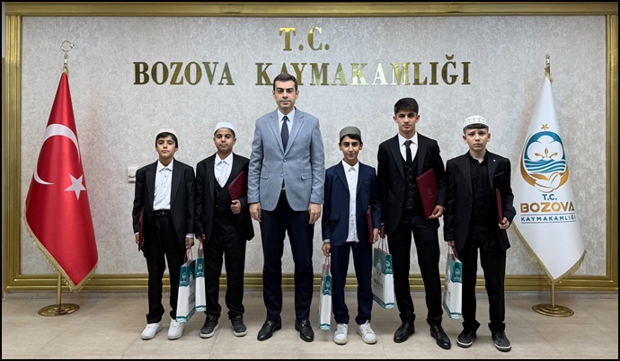 Bozova’da Genç Hafızlar Kaymakam Özdemir’i Ziyaret Etti
