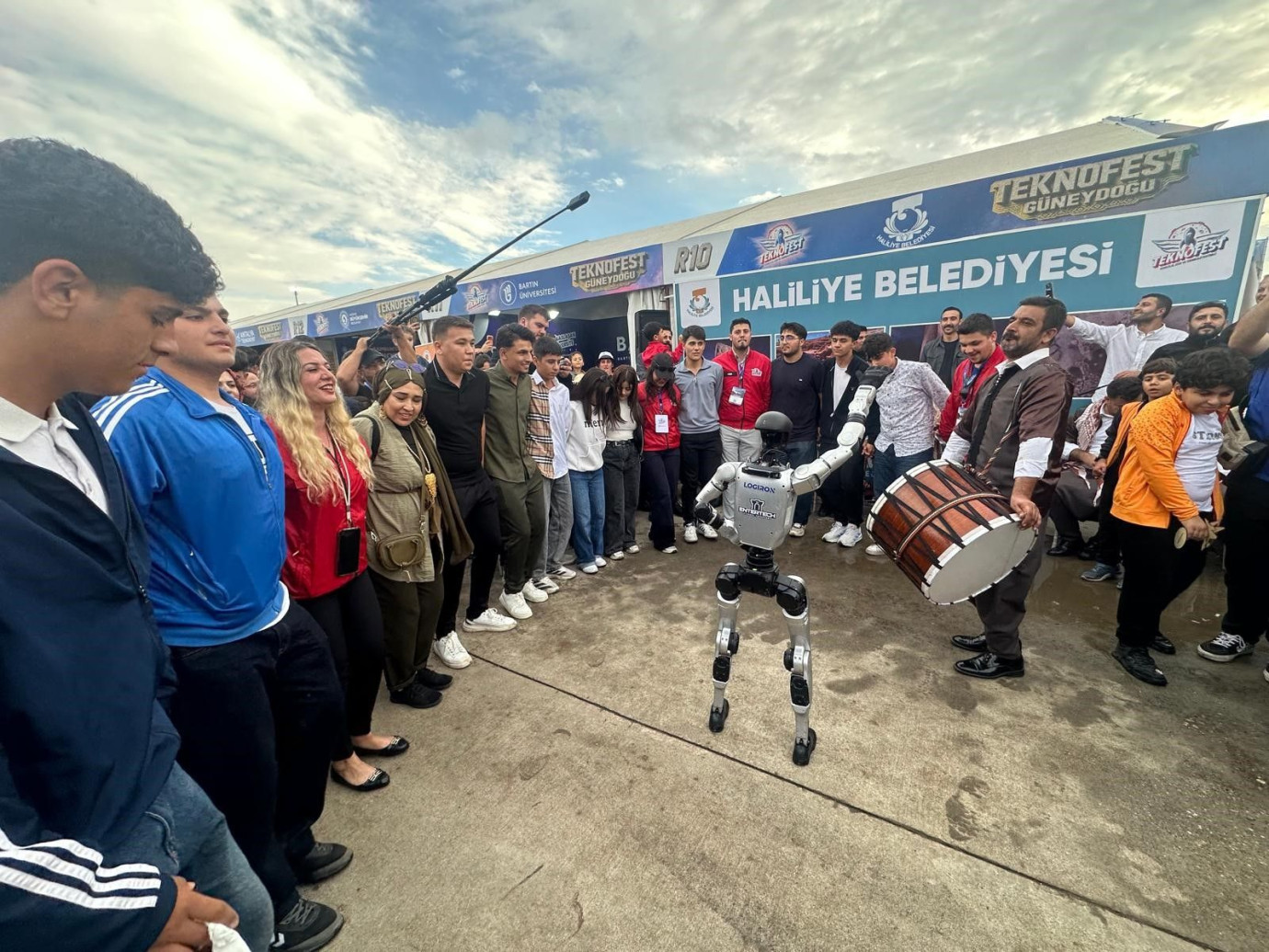 Robotlar Halay Çekti, TEKNOFEST’te Teknoloji ve Sıra Gecesi Buluştu