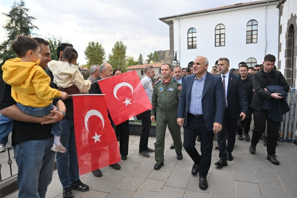 SOLOTÜRK Diyarbakır semalarında gösteri uçuşu gerçekleştirdi