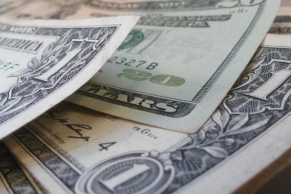 Döviz piyasasında dolar güçlenirken euro ve sterlin geriledi