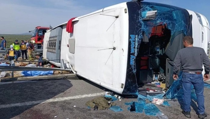 Manisa'da otobüs ile TIR çarpıştı: 11 ölü
