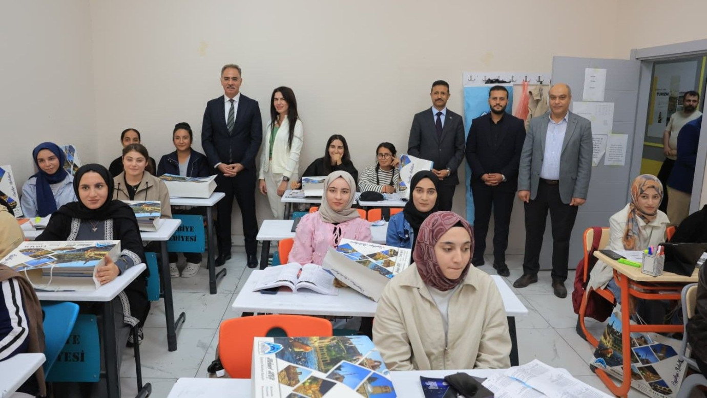 Eyyübiye’de Üniversite Adaylarına Eğitim Seti Desteği