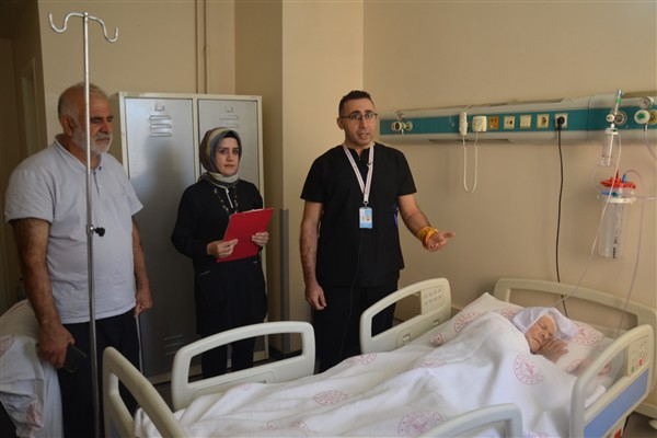 94 yaşındaki hastaya 15 dakikada kalça ameliyatı-(VİDEO)