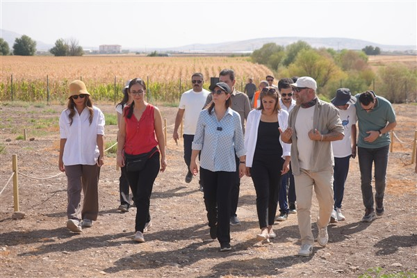 Eşbaşkan Bucak, Çayönü kazı alanını ziyaret etti