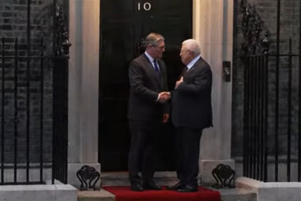 Starmer ve Abbas Hamas'ın Filistin devletinin yönetiminde rolü olmadığı konusunda hemfikir