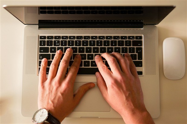 Büyük çaplı internet kesintisi, onlarca web sitesi, çevrimiçi oyun ve uygulamayı etkiledi