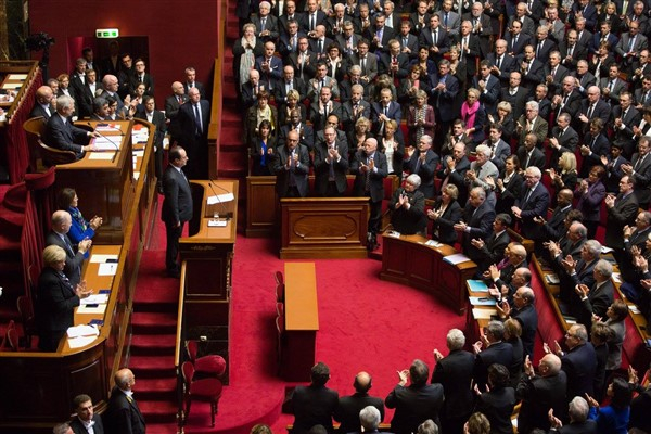 Fransız parlamentosu bütçe tasarısını reddetti