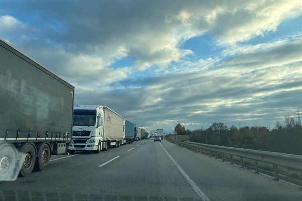 Hamzabeyli’de Türkiye ve Bulgaristan tarafında kilometrelerce TIR kuyruğu-(VİDEO)