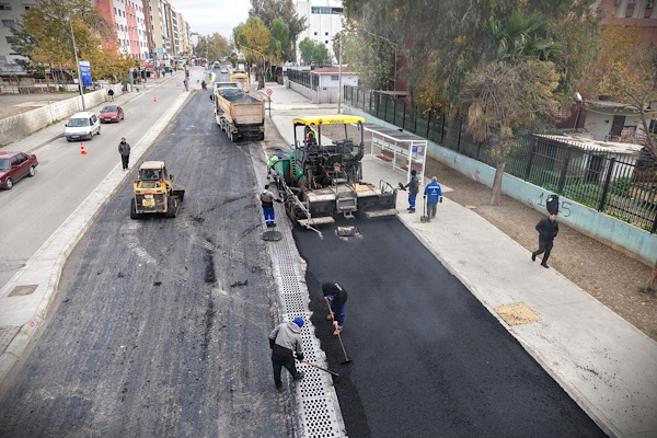 İzmir genelinde yol yenileme çalışmaları sürüyor