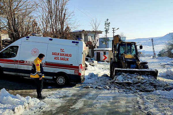 Diyarbakır’da mahsur kalan ambulansa müdahale edildi