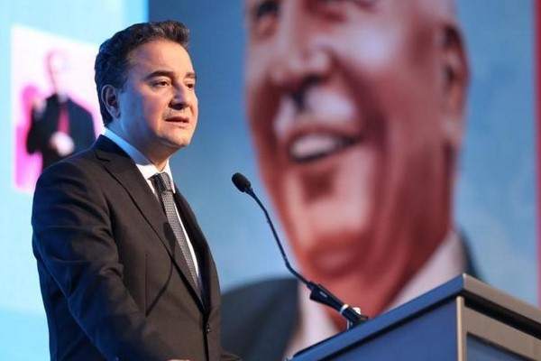 Babacan, Saadet Partisi'nin düzenlediği iftara katıldı