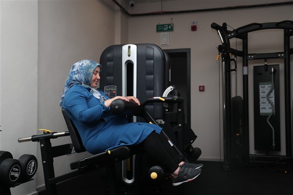 55 yaşındaki kadın, sporla bastonunu attı
