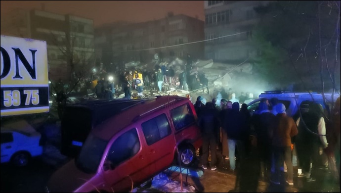 7, 4'lük ÇOK BÜYÜK DEPREM, Şanlıurfa 'da Bina Çöktü