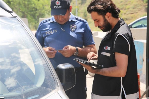 81 ilde düzenlenen huzur operasyonunda 839 düzensiz göçmen yakalandı