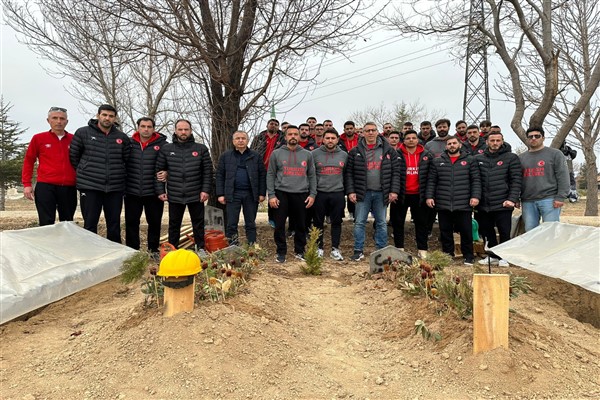 A Milli Erkek Hentbol Takımı'ndan Cemal Kütahya'nın mezarına ziyaret