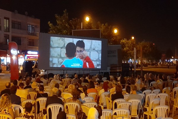 Açık havada sinema keyfi büyük ilgi görüyor