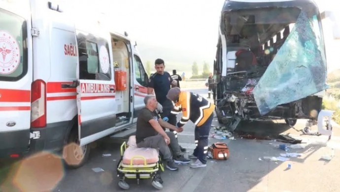 Afyon'da kaza: 17 kişi yaralandı