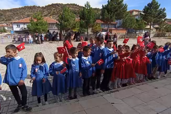 Afyonkarahisar'da köy ilkokulunda gazete basıldı