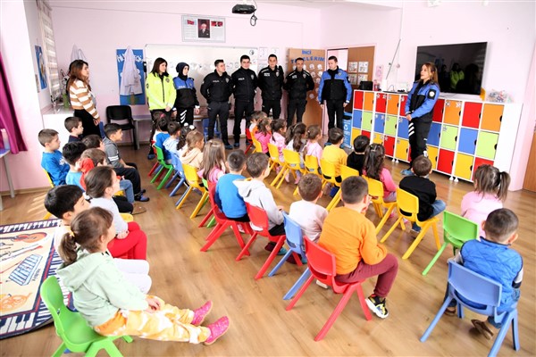 Afyonkarahisar'da Polisler anaokulu öğrencileriyle buluştu