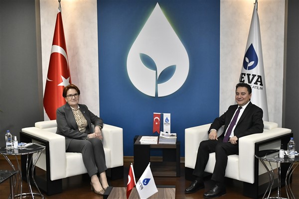Akşener, Babacan'a taziye ziyaretinde bulundu