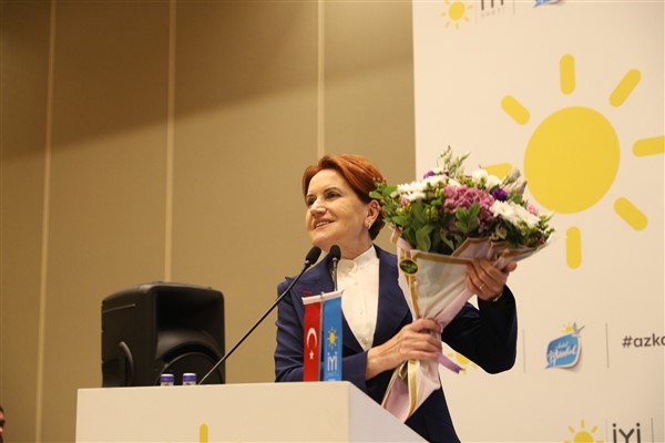Akşener'den Filenin Sultanlarına tebrik