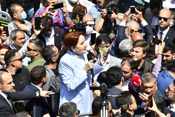Akşener, Kepez'de konuştu