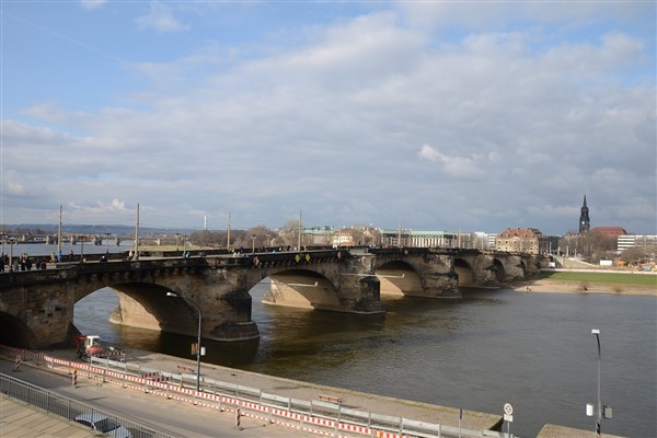 Almanya Dresden'de köprü çöktü