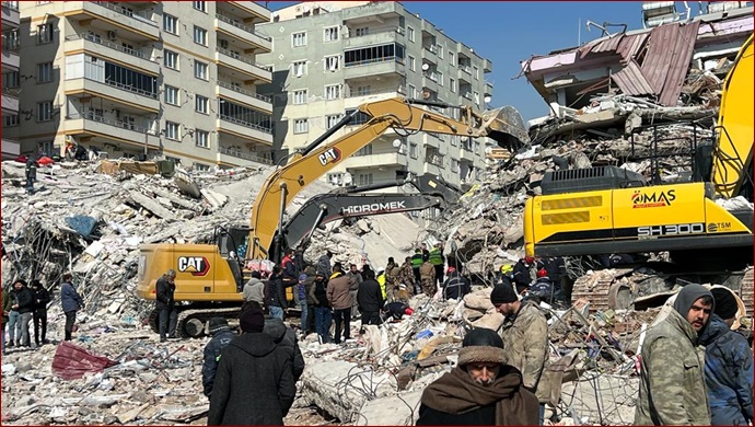 Antakya'da depremin 140'ıncı saatinde bir kadın enkazdan kurtarıldı