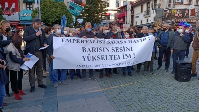 Antalya’da savaş karşıtı açıklama