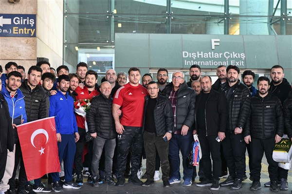 ASKİ Sporlu milli güreşçiler yurda döndü 