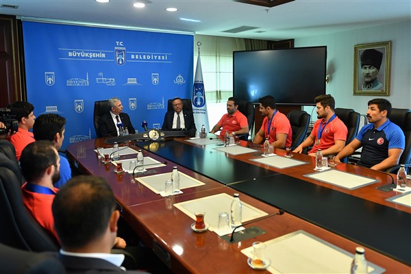 ASKİ sporlu milli güreşçilerden Yavaş’a ziyaret