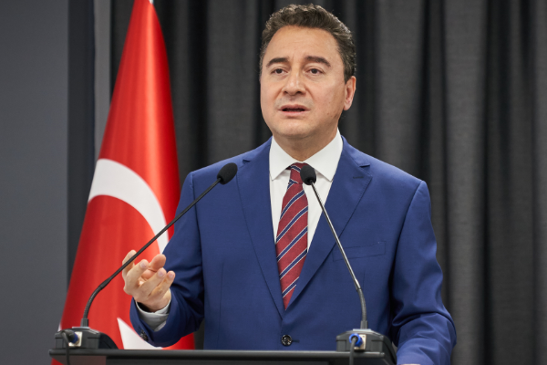 Babacan, eski Devlet Bakanı Salih Sümer'in cenaze törenine katıldı