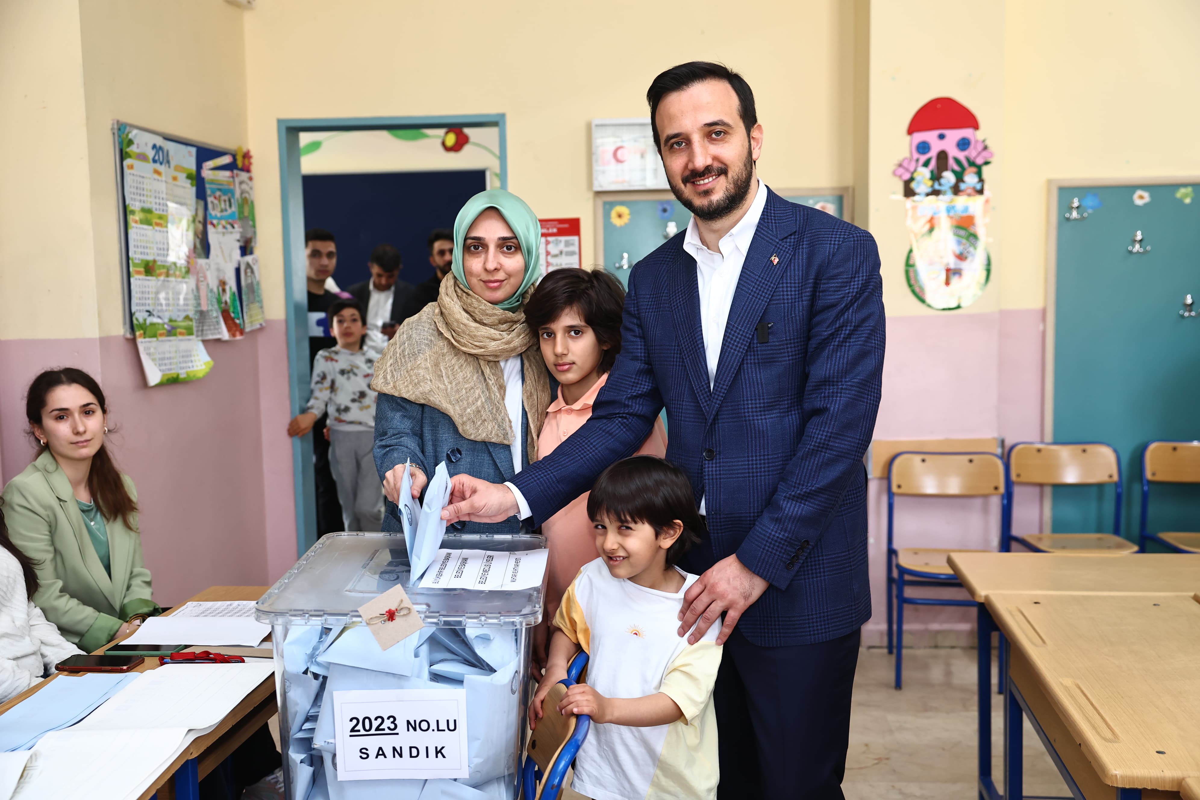  Bağcılar Belediye Başkanı Özdemir, oyunu kullandı