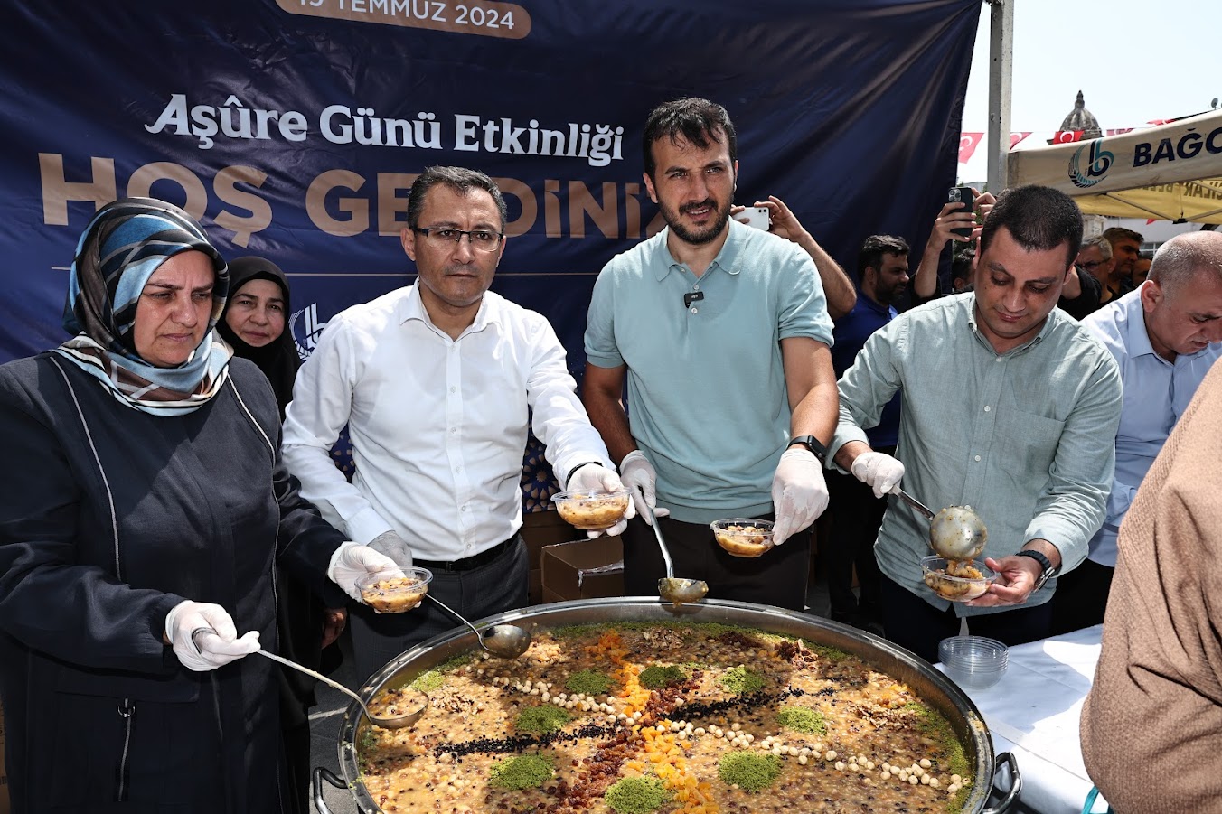 Bağcılar Belediyesi'nden vatandaşlara aşure ikramı