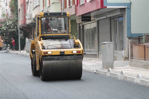 Bağcılar’da yollar asfaltlanarak güvenli hale getiriliyor