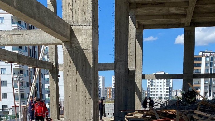 Bağlar’da cami inşaatı çöktü: 6 yaralı