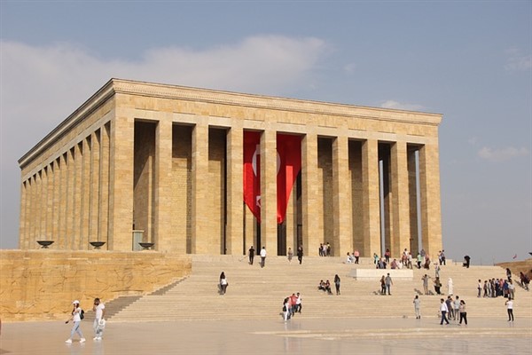 Bakan Bayraktar, Anıtkabir’i ziyaret etti