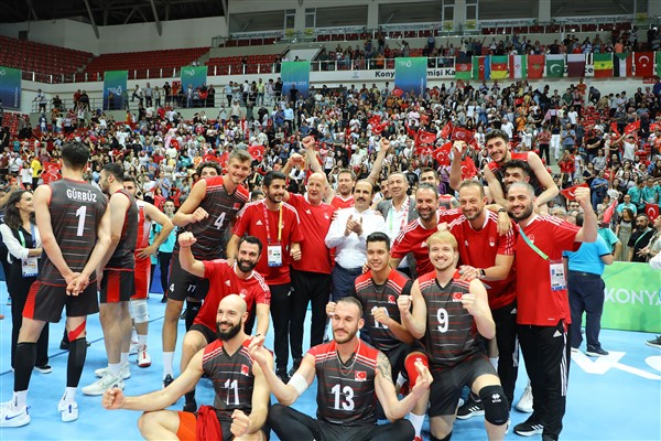 Bakan Kasapoğlu ve Başkan Altay Voleybol Milli Takımı'nın sevincine ortak oldu